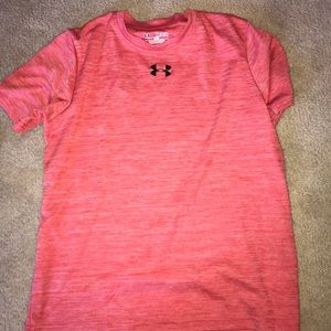 Underarmor yXl shirt fits like a womens small